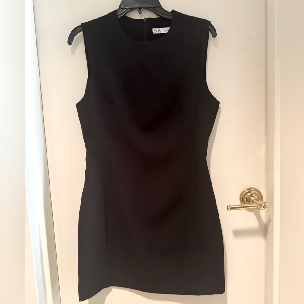 Black Sleeveless Scoop Neck Sheath Dress